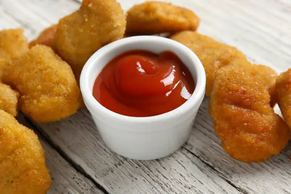 Läckra Nuggets Och Skål Med Ketchup Vitt Träbord Närbild — Stockfoto