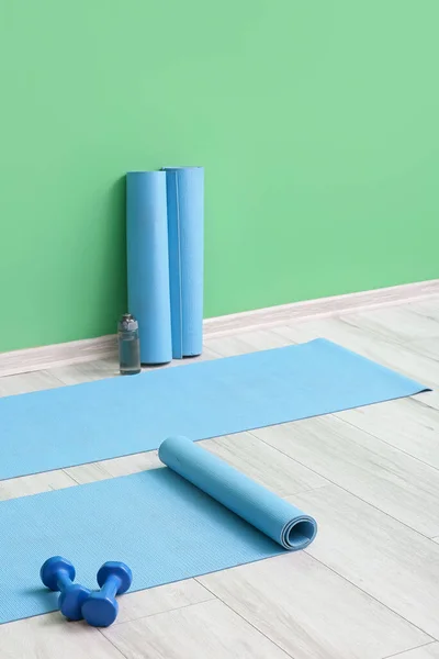 Yoga Mats Dumbbells Bottle Green Wall Gym — Stock Photo, Image