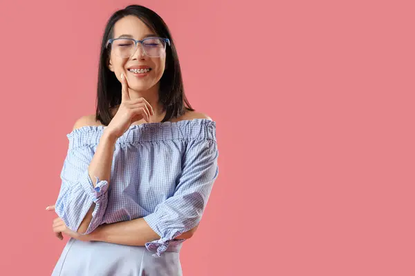 Mooie Aziatische Vrouw Stijlvolle Bril Roze Achtergrond — Stockfoto