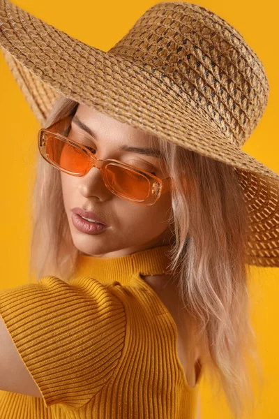 Młoda Kobieta Stylowych Okularach Przeciwsłonecznych Pomarańczowym Tle Zbliżenie — Zdjęcie stockowe