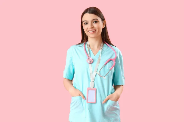 Vrouwelijke Medische Stagiaire Met Stethoscoop Roze Achtergrond — Stockfoto