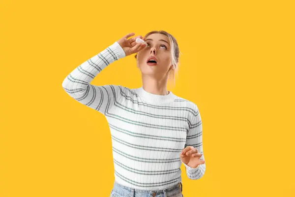 Allergische Jonge Vrouw Met Oogdruppels Gele Achtergrond — Stockfoto