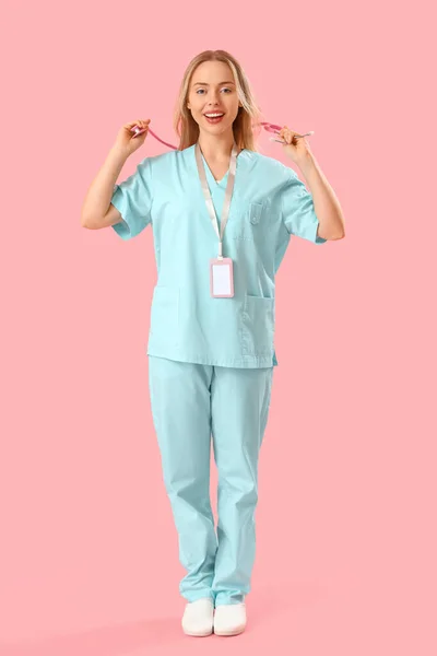Vrouwelijke Medische Stagiaire Met Stethoscoop Roze Achtergrond — Stockfoto