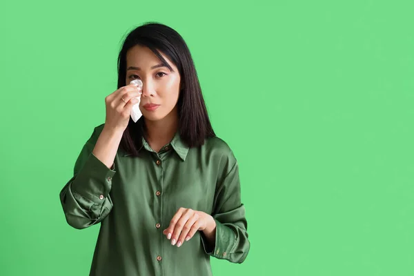 Yeşil Arka Planda Alerjik Asyalı Kadın — Stok fotoğraf