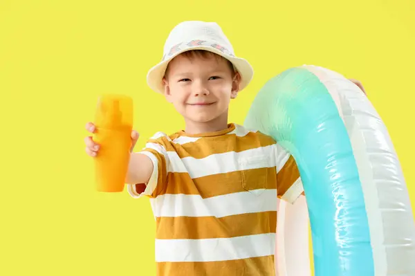 Niño Pequeño Con Botella Crema Protector Solar Anillo Inflable Sobre —  Fotos de Stock
