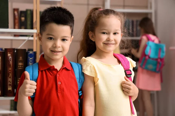 Симпатичные Маленькие Ученички Рюкзаками Библиотеке — стоковое фото