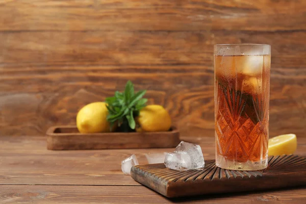 木製の背景に氷茶とレモンのガラス板 — ストック写真