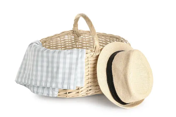 ウィッカーピクニックバスケットでナプキンと帽子の上に白い背景 — ストック写真