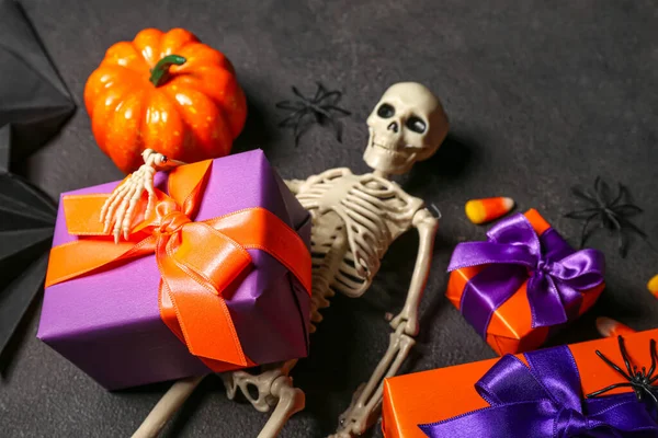 Összetétel Gyönyörű Ajándék Dobozok Csontváz Tök Halloween Sötét Háttér Közelkép — Stock Fotó