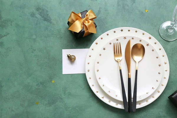Yeşil arka planda Noel kutlaması için güzel bir masa.
