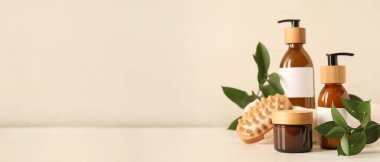 Bitkisel özlü kozmetik ürünleri ve hafif arkaplan üzerinde fırça ile metin için alan