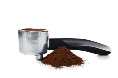 Beyaz arka planda izole edilmiş kahve tozu içeren Portafilter