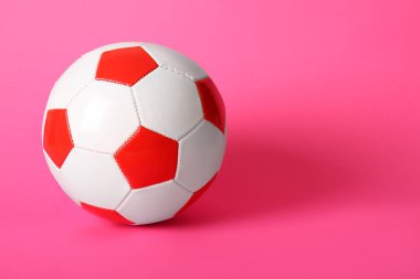 Pembe arka planda futbol topu