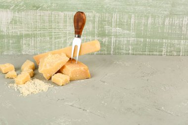 Masada lezzetli parmesan peyniri parçaları var.