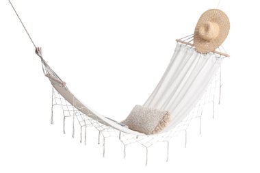 Beyaz arka planda izole edilmiş yastıklı ve şapkalı rahat bir hamak