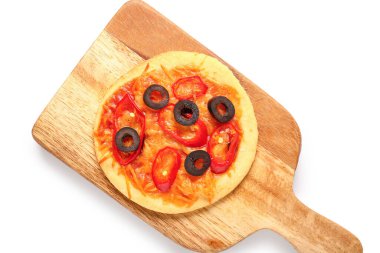 Beyaz arka planda lezzetli mini pizzası olan tahta
