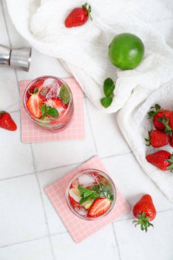 Hafif fayanslı taze çilekli mojito bardakları.