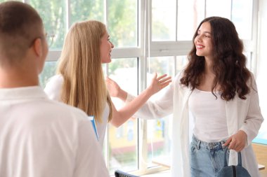 Sınıf arkadaşlarıyla birlikte sınıf arkadaşı.