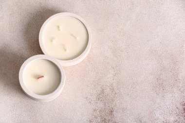 Beyaz arkaplanda mumları olan tutucular