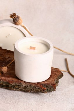 Beyaz arka planda mumları ve ağaç kabuğu olan tutucular