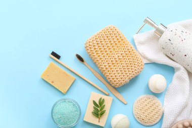 Renkli arka planda farklı banyo aksesuarları ve kozmetik ürünleri içeren kompozisyon