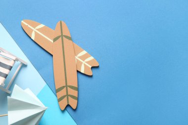 Renkli arka planda mini sörf tahtaları, şemsiyesi ve şezlonguyla yaratıcı yaz kompozisyonu