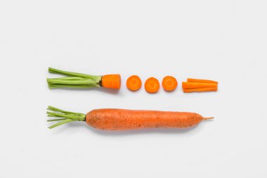 Taze havuç ve beyaz arka planda dilimler