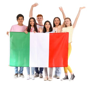 Beyaz arka planda İtalyan bayrağı olan dil okulunun genç öğrencileri