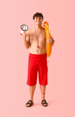 Yüzük şamandırası ve pembe arka planda megafonu olan bir erkek cankurtaran.