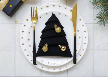 Beyaz fayanslı Noel kutlaması için güzel bir masa.
