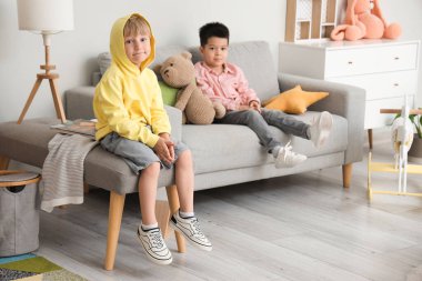 Evde oynayan sevimli çocuklar.