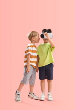 Pembe arka planda VR gözlüklü şirin çocuklar.