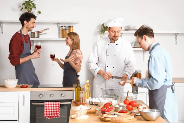 Jongeren Met Italiaanse Chef Pizza Klaarmaken Tijdens Kookles Keuken — Stockfoto