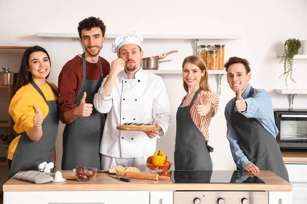 Chef Italiano Con Pizza Preparada Grupo Jóvenes Después Clase Cocina —  Fotos de Stock