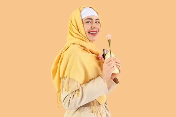 Kozmetik Çantası Bej Arka Planda Makyaj Fırçası Olan Güzel Müslüman — Stok fotoğraf
