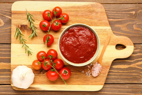 Bowl Tasty Tomato Paste Fresh Vegetables Wooden Background — Stock Photo, Image
