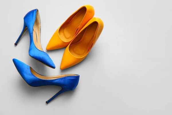 Stilvolle Schuhe Mit Hohen Absätzen Auf Hellem Hintergrund Draufsicht — Stockfoto