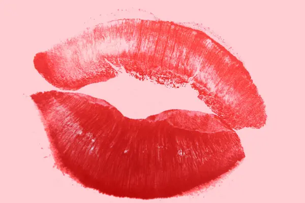 Czerwony Ślad Pocałunku Szminki Różowym Tle — Zdjęcie stockowe