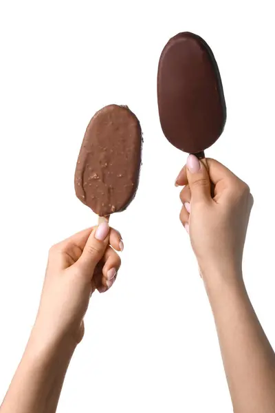 Kvinna Som Håller Läcker Choklad Täckt Glass Pinne Mot Vit — Stockfoto