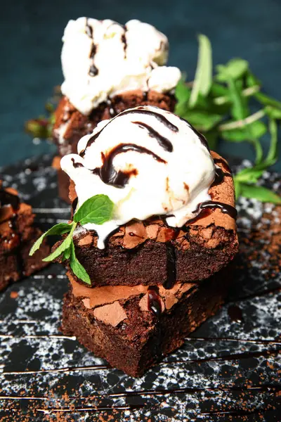 Tablero Con Trozos Sabroso Brownie Chocolate Helado Mesa — Foto de Stock