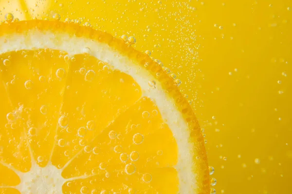 Lemon Slice Water Bubbles Yellow Background — Stock Photo, Image