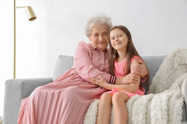 Menina Com Avó Abraçando Sofá Casa — Fotografia de Stock