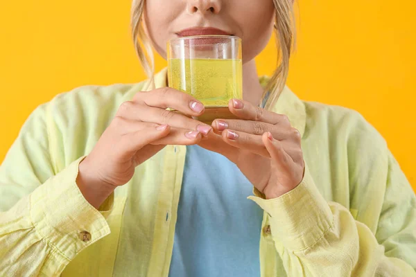 Mladá Žena Rozpuštěnou Tabletou Sklenici Vody Žlutém Pozadí Detailní Záběr — Stock fotografie