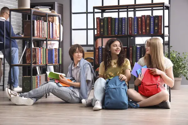 Grupo Estudiantes Que Estudian Biblioteca — Foto de Stock