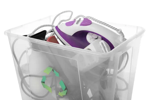 Papelera Reciclaje Con Diferentes Electrodomésticos Sobre Fondo Blanco — Foto de Stock
