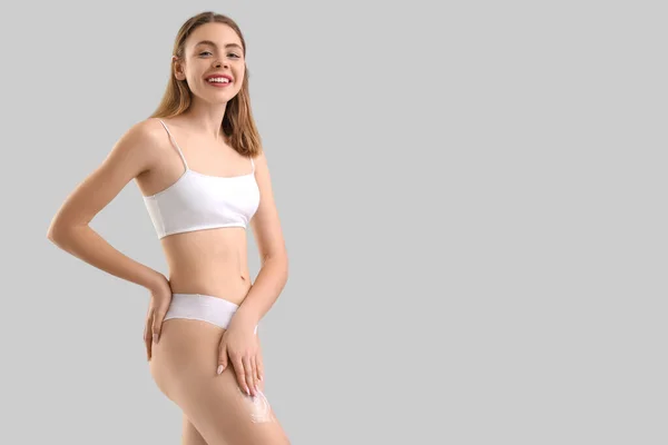 Junge Frau Trägt Vor Hellem Hintergrund Cellulite Creme Auf Ihr — Stockfoto