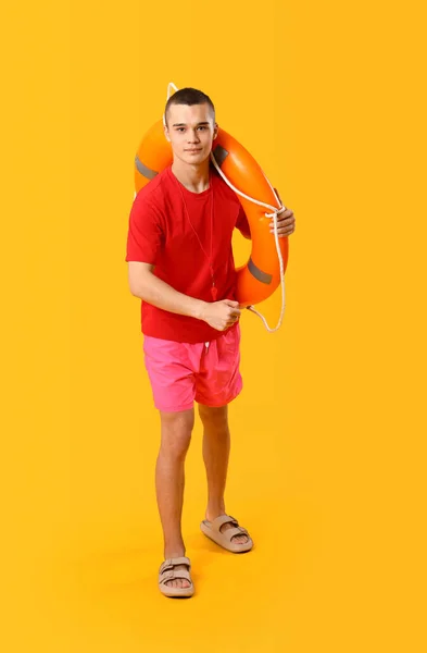 Man Badmeester Met Ring Boei Gele Achtergrond — Stockfoto
