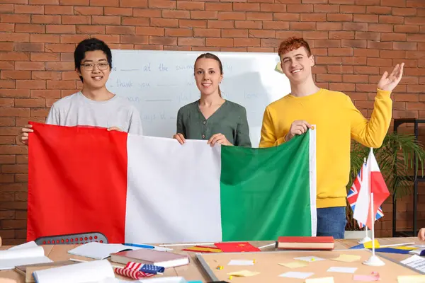 Νέοι Μαθητές Ιταλική Σημαία Στη Σχολή Ξένων Γλωσσών — Φωτογραφία Αρχείου