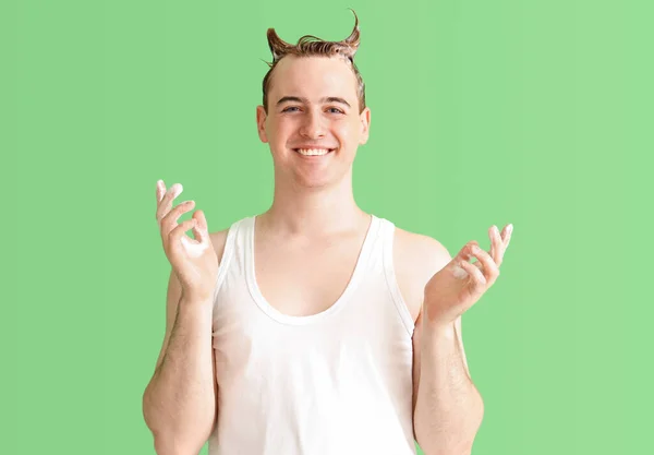 Jongeman Met Aangebrachte Shampoo Zijn Haar Tegen Groene Achtergrond — Stockfoto