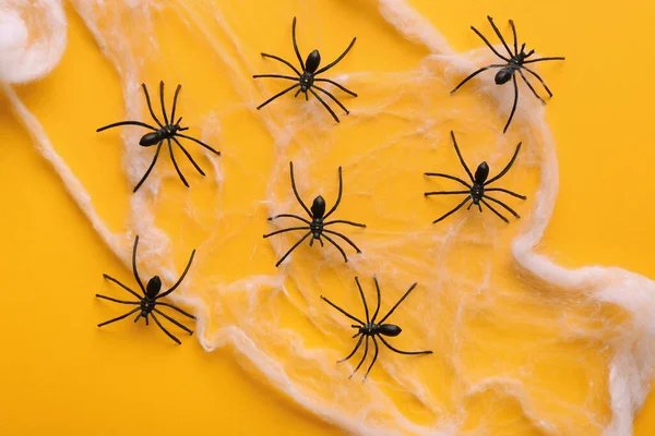 Cobweb Med Edderkopper Til Halloween Fest Orange Baggrund - Stock-foto